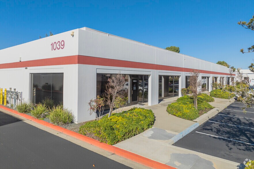 1039 Serpentine Ln, Pleasanton, CA à louer - Photo de l’immeuble – Image 1 sur 9