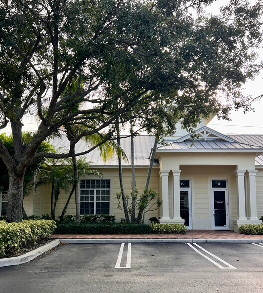 1935 Commerce Ln, Jupiter, FL à vendre - Photo de l’immeuble – Image 2 sur 9