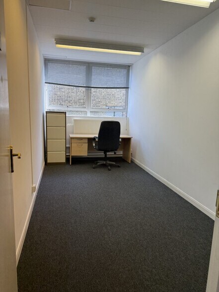 336 Molesey Rd, Walton On Thames à louer - Photo intérieure – Image 2 sur 7