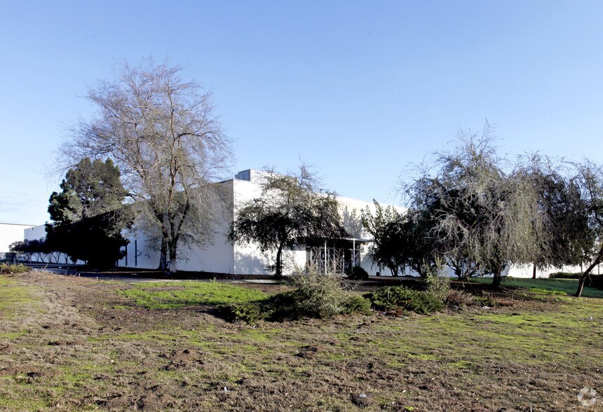 700 E Continental Ave, Tulare, CA à louer - Photo de l’immeuble – Image 3 sur 5