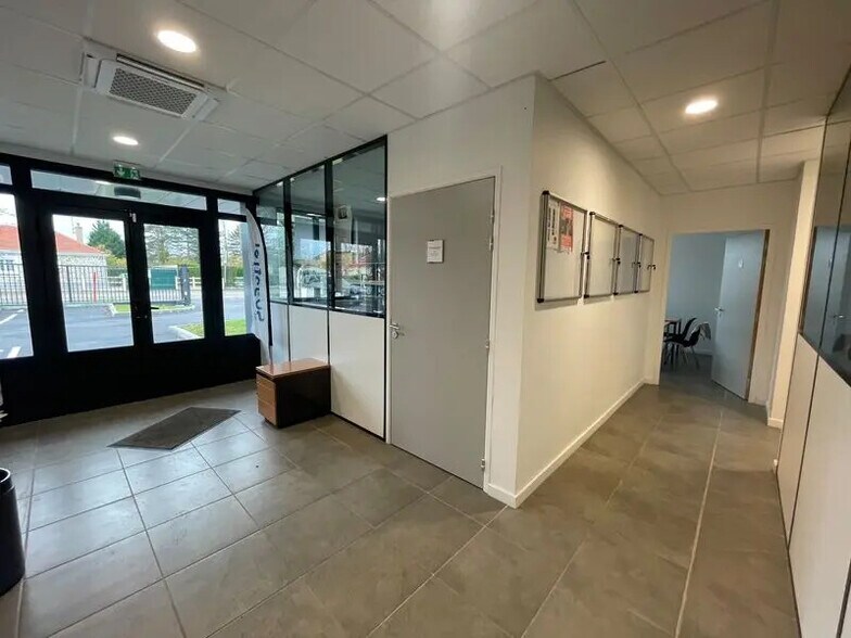 Bureau dans Oissel à louer - Hall d’entrée – Image 3 sur 10