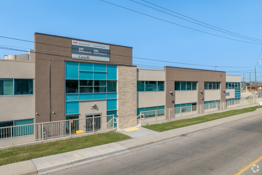 225 Manning Rd NE, Calgary, AB à louer - Photo principale – Image 1 sur 5
