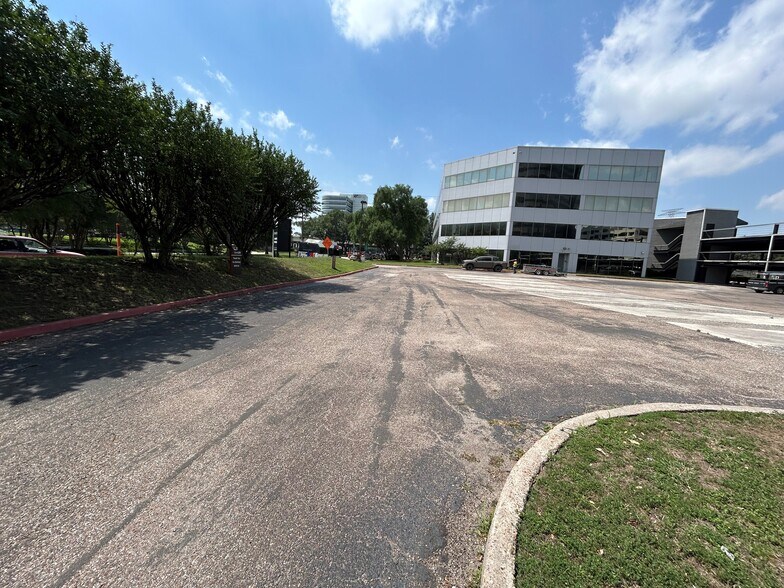 16525 Imperial Valley Dr, Houston, TX à vendre - Photo de l’immeuble – Image 3 sur 6