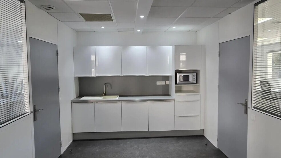 Bureau dans Gémenos à louer - Photo de l’immeuble – Image 3 sur 7