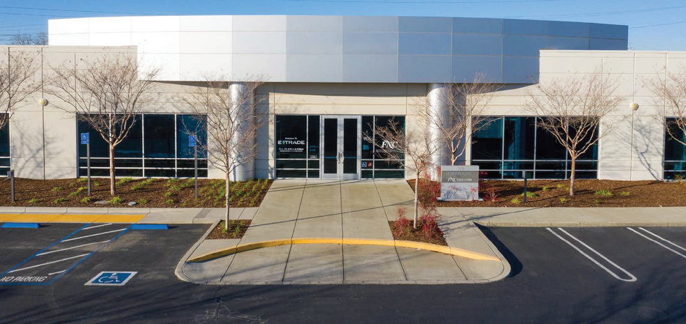 905 Highland Pointe Dr, Roseville, CA à louer - Photo de l’immeuble – Image 2 sur 7