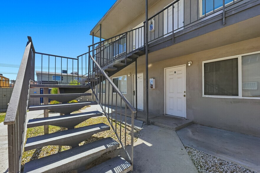 521 Calcaterra Cir, Las Vegas, NV à vendre - Photo de l’immeuble – Image 2 sur 52