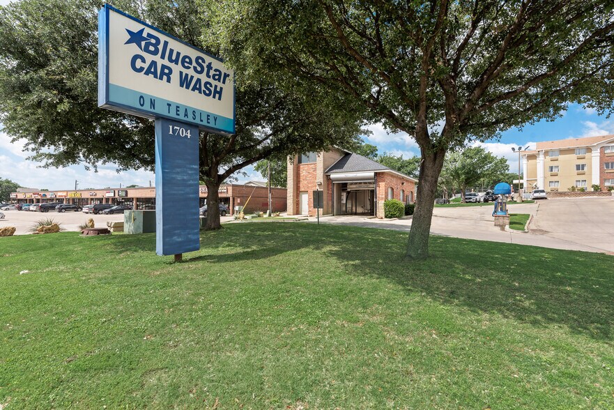 1704 Teasley Ln, Denton, TX à vendre - Photo de l’immeuble – Image 3 sur 32