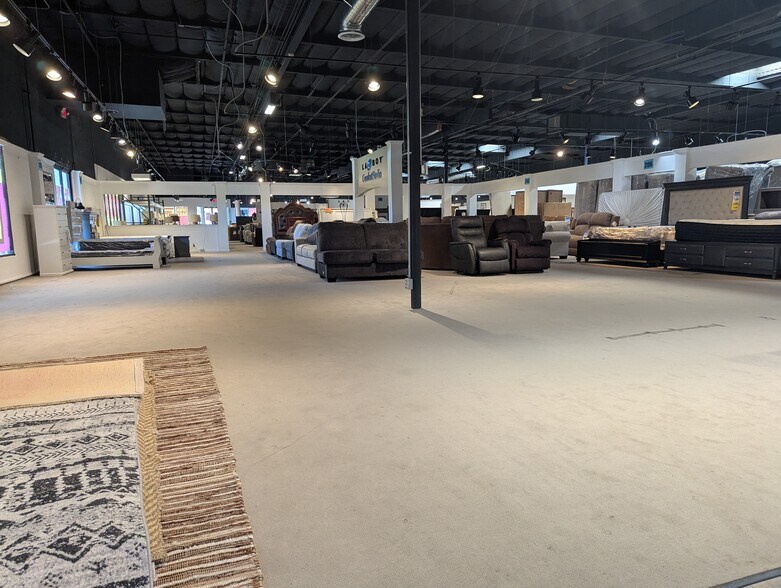 6881 Monterey Rd, Gilroy, CA à louer - Photo de l’immeuble – Image 3 sur 9