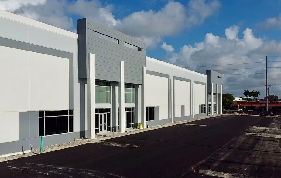 2910 Stirling Rd, Hollywood, FL à louer - Photo de l’immeuble – Image 1 sur 7