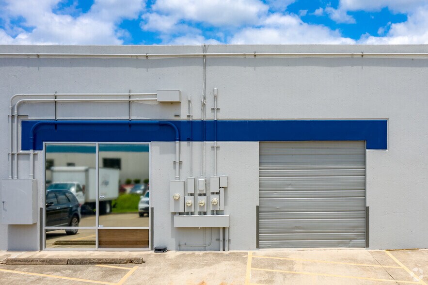 7042 Alamo Downs Pky, San Antonio, TX à louer - Photo de l’immeuble – Image 3 sur 4