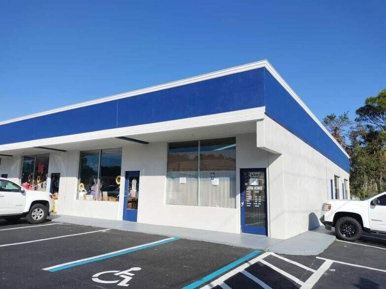 4509 S Hopkins Ave, Titusville, FL à louer - Photo de l’immeuble – Image 3 sur 10