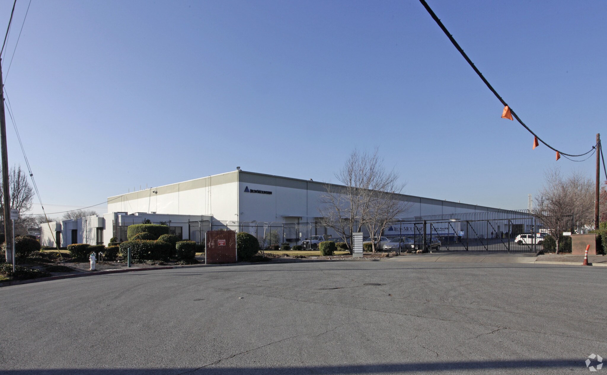 111 Uranium Dr, Sunnyvale, CA à louer Photo principale– Image 1 sur 6