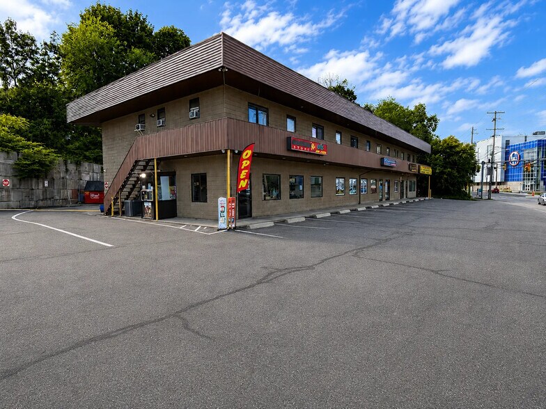 791 Lonsdale Ave, Central Falls, RI à louer - Photo de l’immeuble – Image 1 sur 3
