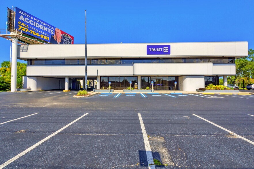 9501 US Highway 19, Port Richey, FL à louer - Photo de l’immeuble – Image 1 sur 16