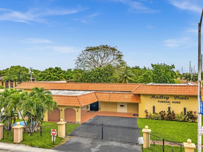 2321 NW 62nd St, Miami, FL à vendre - Photo de l’immeuble – Image 3 sur 13