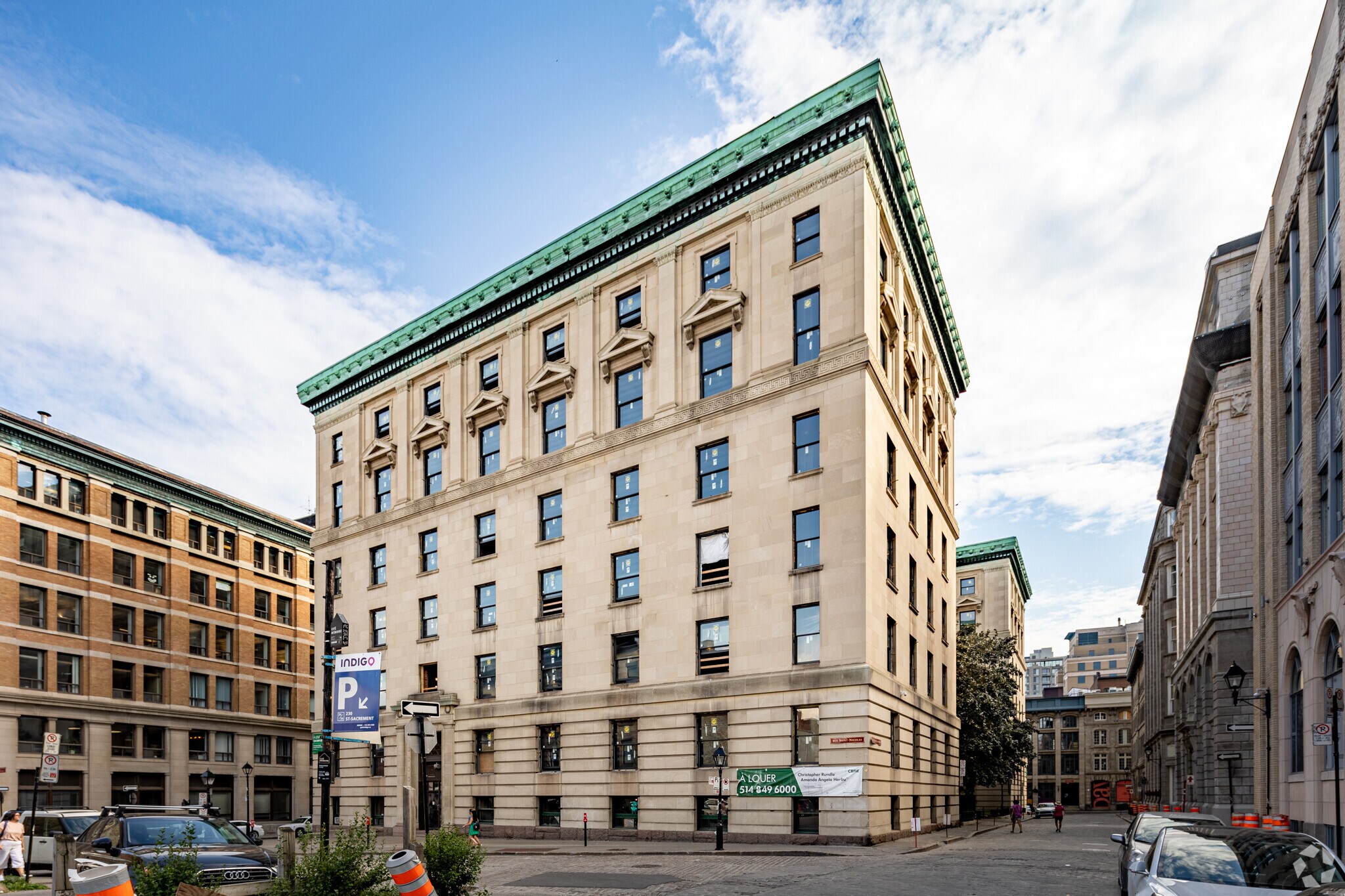 300 Rue Du Saint-Sacrement, Montréal, QC à louer Photo principale– Image 1 sur 6