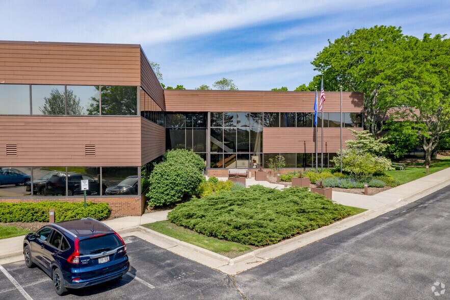 N14W24200 W Tower Pl, Waukesha, WI à louer - Photo principale – Image 1 sur 12