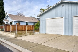 143 Oregon #B st, Ripon, CA à louer Photo de l’immeuble– Image 2 sur 9