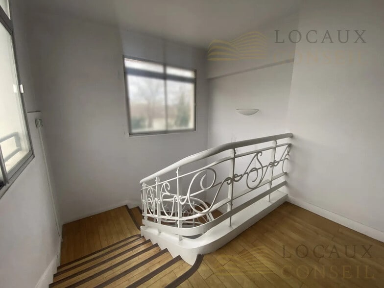 Bureau dans Argenteuil à louer - Photo de l’immeuble – Image 2 sur 9