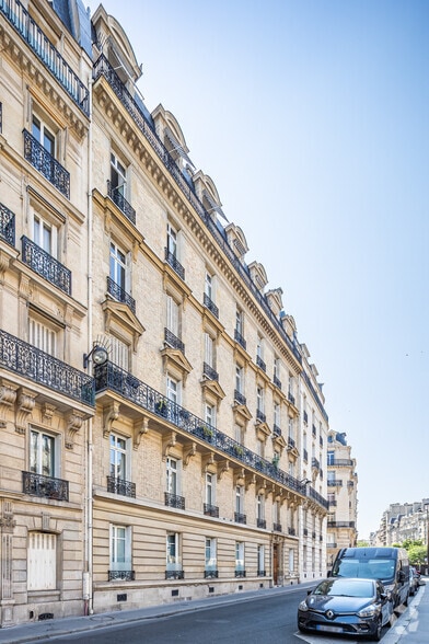 Immeuble residentiel dans Paris à vendre - Photo de l’immeuble – Image 2 sur 4