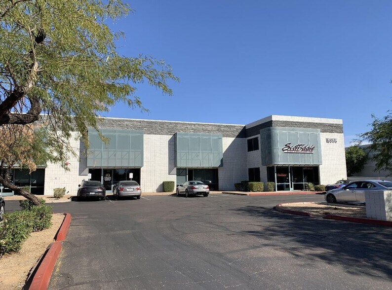 15955 N Dial Blvd, Scottsdale, AZ à louer - Photo de l’immeuble – Image 1 sur 14