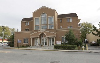 Plus de détails pour 320 Post Ave, Westbury, NY - Logement à vendre