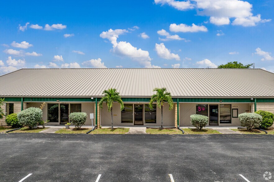 2150 Collier Ave, Fort Myers, FL à louer - Photo de l’immeuble – Image 2 sur 3