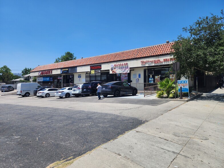 1361 N Fair Oaks Ave, Pasadena, CA à vendre - Photo de l’immeuble – Image 2 sur 11