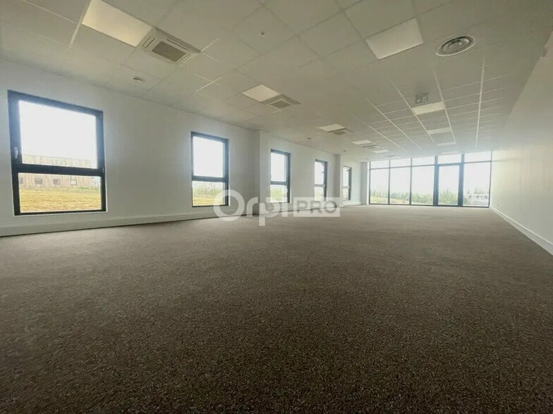 Bureau dans Saint-Quentin à louer - Photo de l’immeuble – Image 2 sur 6