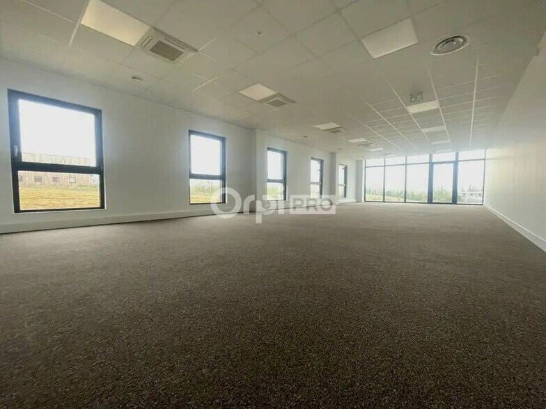 Bureau dans Saint-Quentin à louer - Photo intérieure – Image 2 sur 6