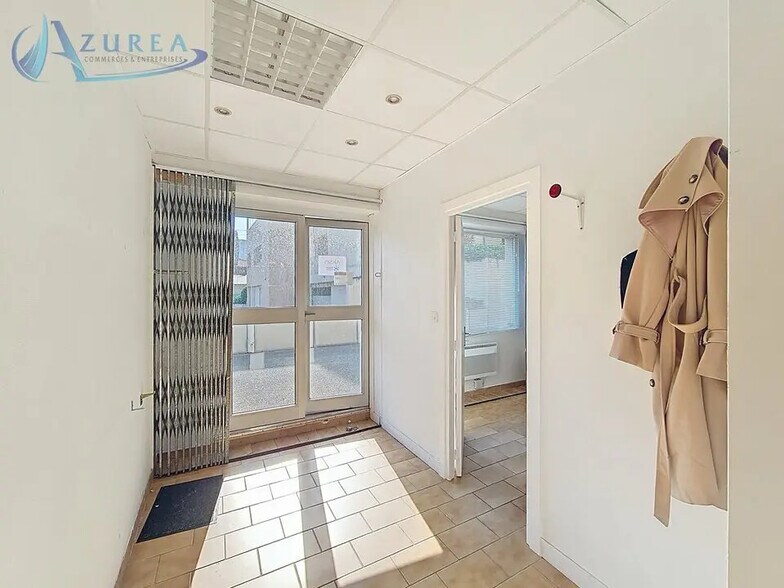 Bureau dans Saint-Laurent-du-Var à louer - Photo de l’immeuble – Image 3 sur 6