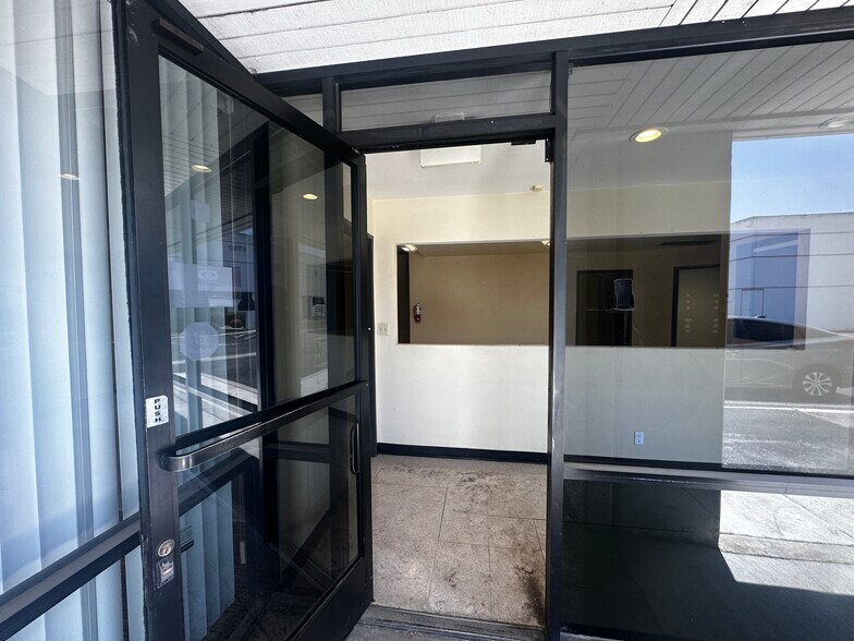 1995 W Holt Ave, Pomona, CA à vendre - Photo de l’immeuble – Image 2 sur 14