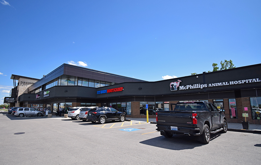 2211 Mcphillips St, Winnipeg, MB à louer - Photo de l’immeuble – Image 2 sur 4
