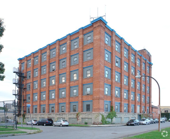 39-49 St Bridgets Dr, Rochester, NY à louer - Photo principale – Image 1 sur 3