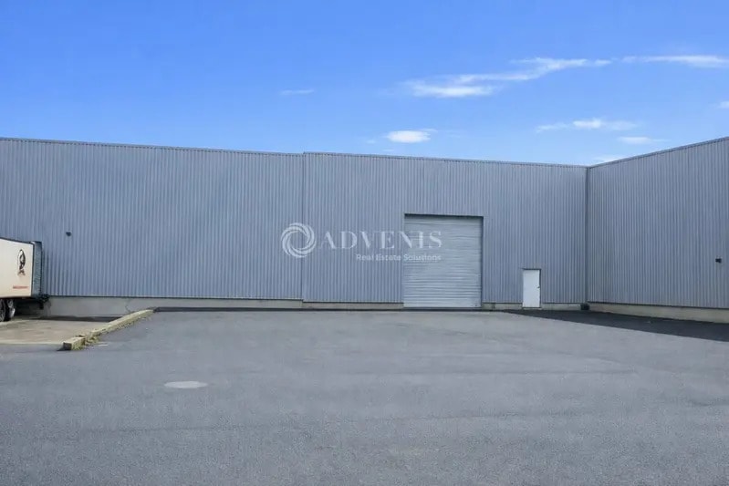 Local d’activités dans Olivet à louer - Photo de l’immeuble – Image 2 sur 12