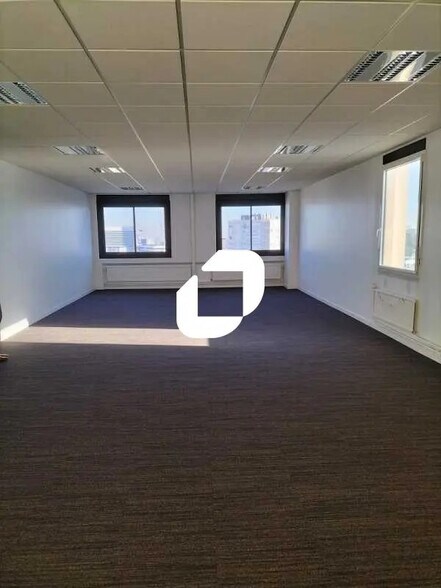 Bureau dans Nanterre à louer - Photo de l’immeuble – Image 1 sur 4