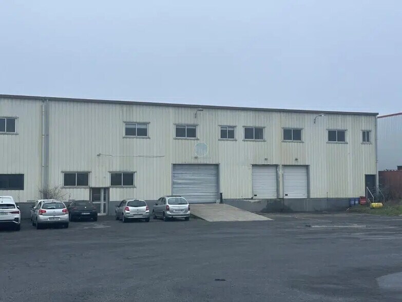 Industriel/Logistique dans Ormes à louer - Photo de l’immeuble – Image 1 sur 1
