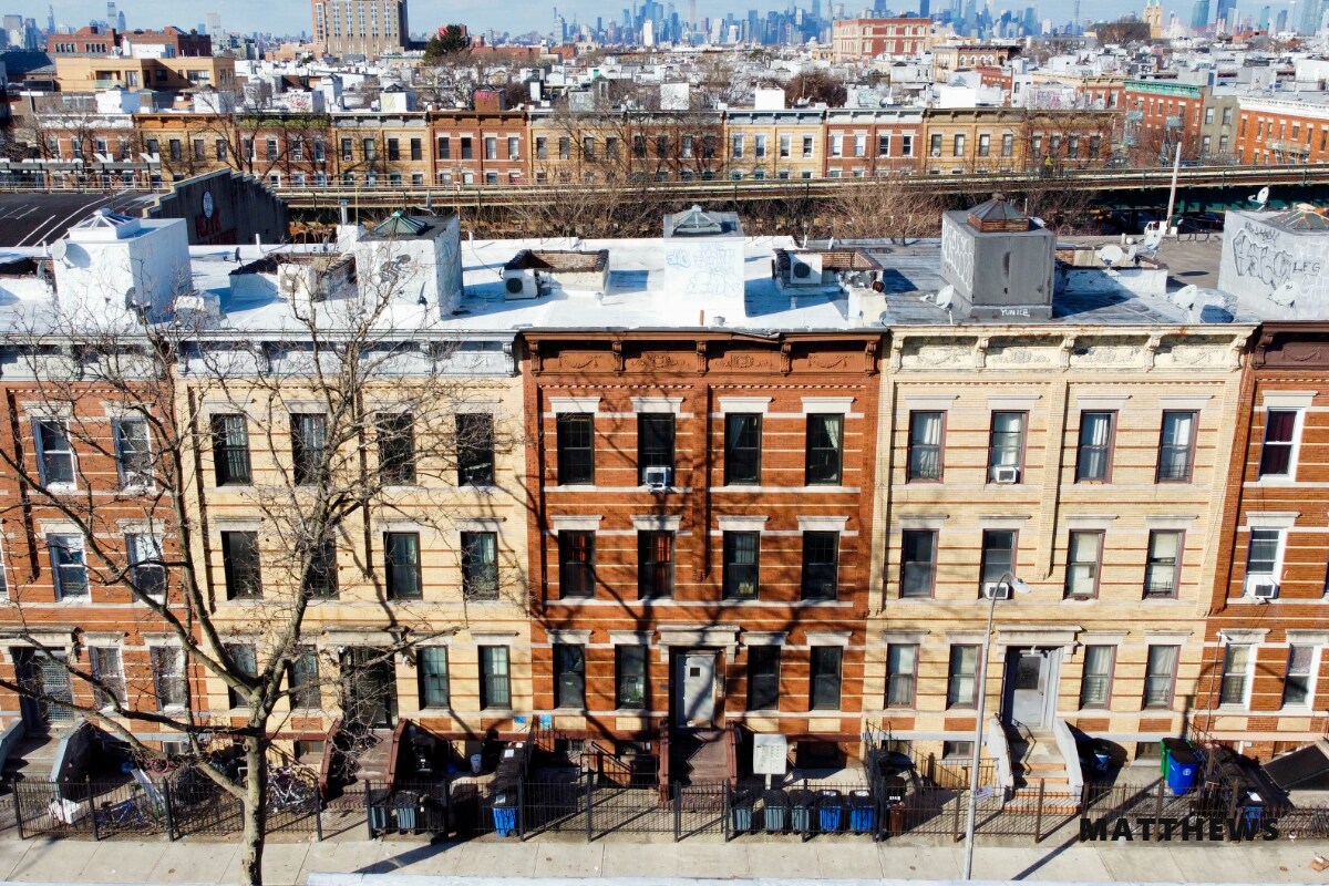 1675 Woodbine St, Ridgewood, NY à vendre Photo de l’immeuble– Image 1 sur 6