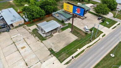 1002 College St, Bastrop, TX à louer Photo de l’immeuble– Image 2 sur 15