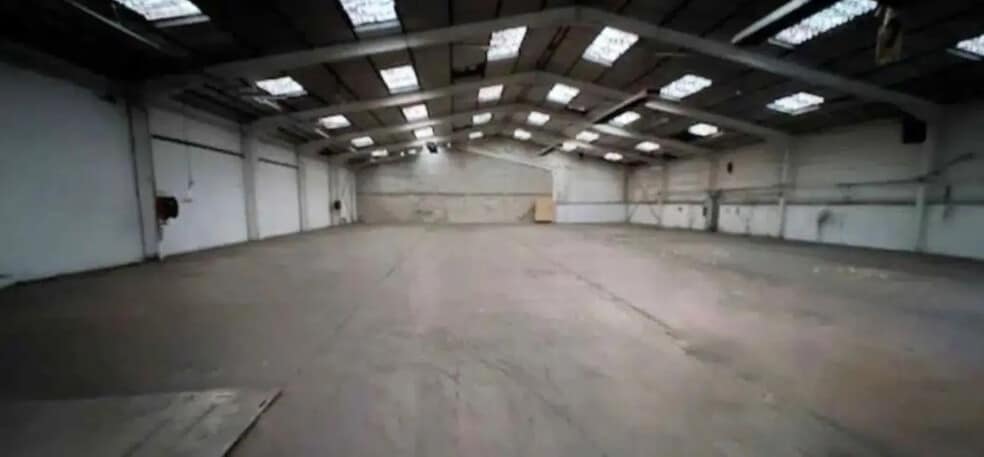 Local d'activités dans Thiverval-Grignon à vendre - Photo de l’immeuble – Image 3 sur 11