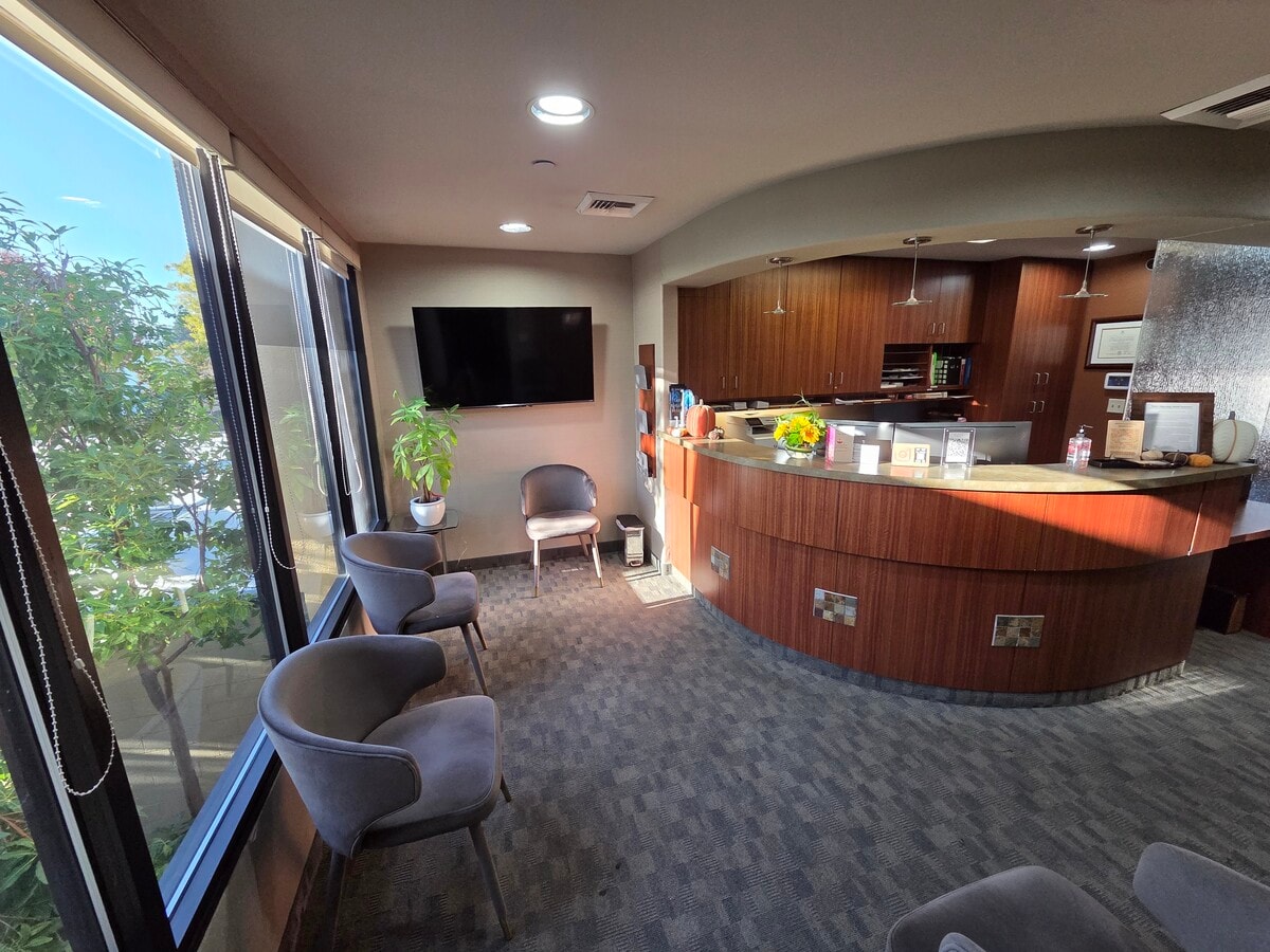 695 Oak Grove Ave, Menlo Park, CA 94025 - Lot 300 - - Photo intérieure - Image 1 of 7