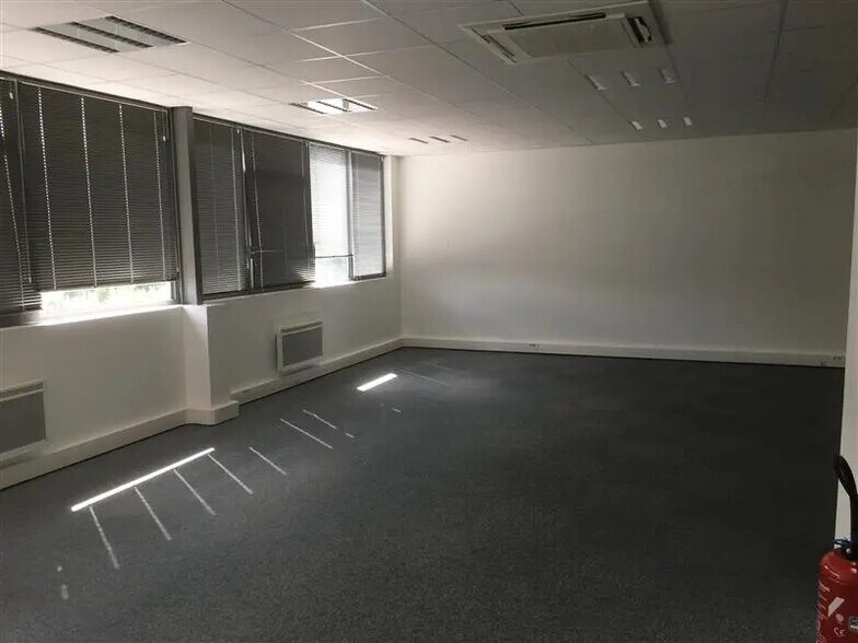 Local d’activités dans Bussy-Saint-Martin à louer - Photo de l’immeuble – Image 2 sur 5