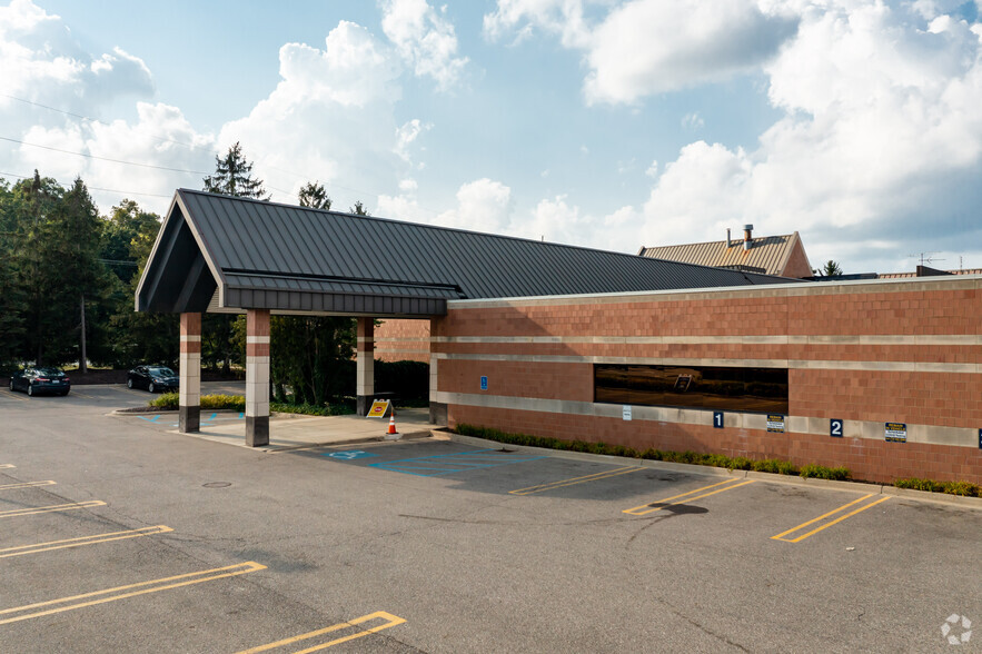 19900 Haggerty Rd, Livonia, MI à louer - Photo de l’immeuble – Image 1 sur 6