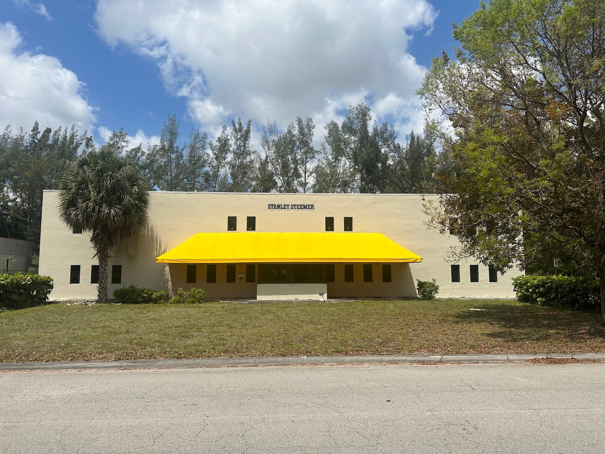 2180 NW 94th Ave, Miami, FL à louer Photo de l’immeuble– Image 1 sur 6
