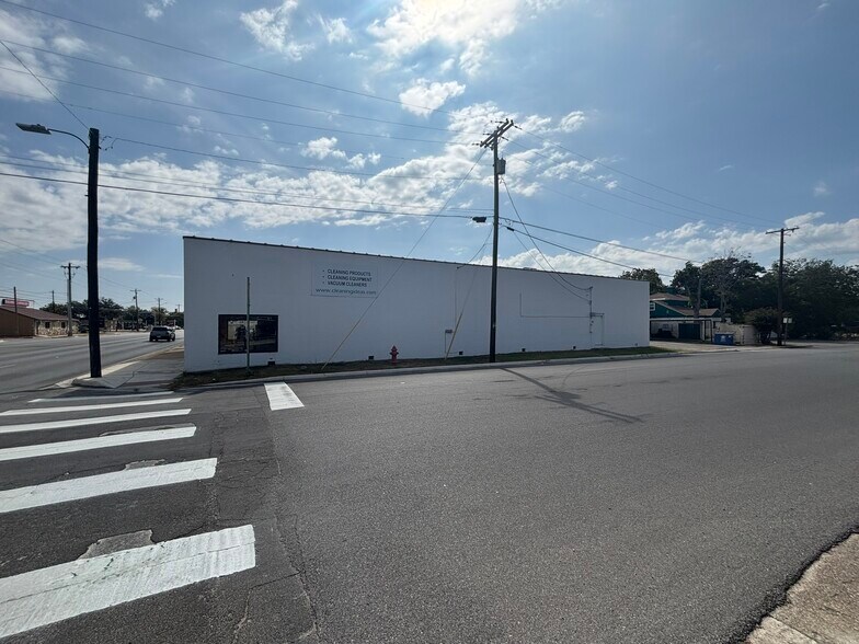401 Main St, Kerrville, TX à louer - Photo de l’immeuble – Image 2 sur 5
