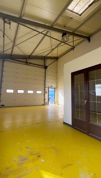 Local d'activités dans Troissereux à vendre - Photo de l’immeuble – Image 2 sur 5