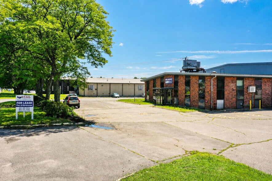 481 Sullivan Ave, South Windsor, CT à louer - Photo de l’immeuble – Image 1 sur 20
