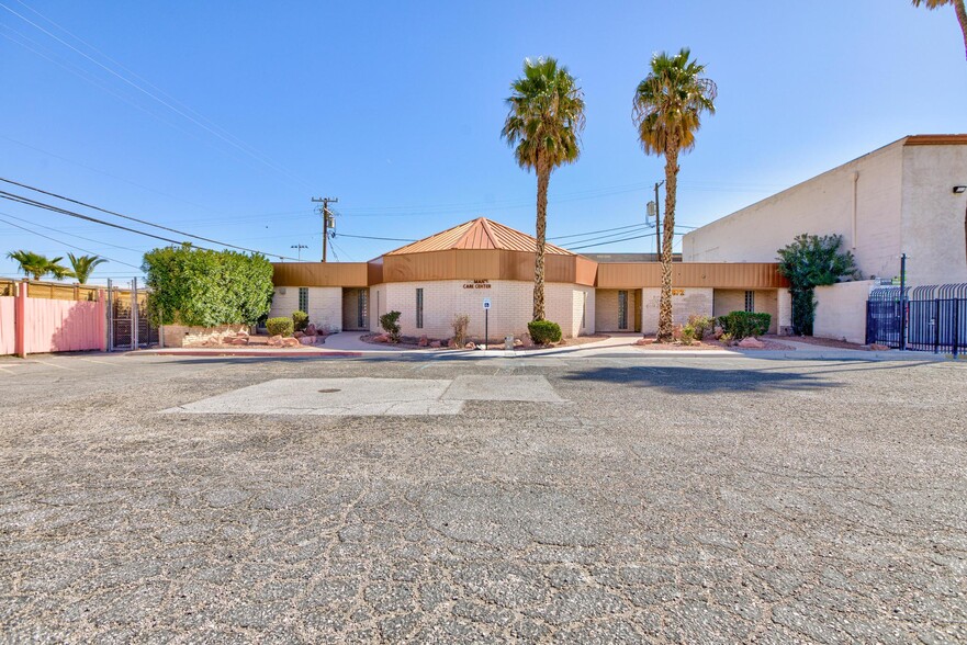 872 E Sahara Ave, Las Vegas, NV à vendre - Photo de l’immeuble – Image 1 sur 82