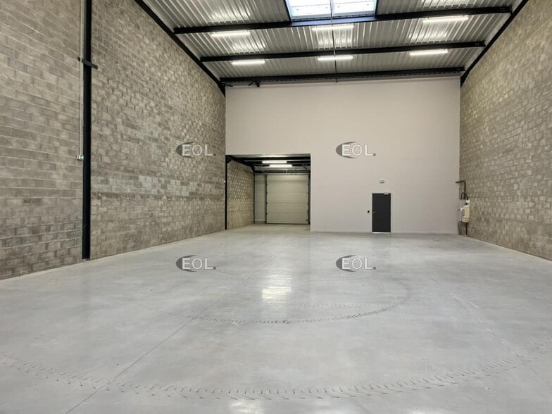 Local d'activités dans Persan à vendre - Photo de l’immeuble – Image 2 sur 5