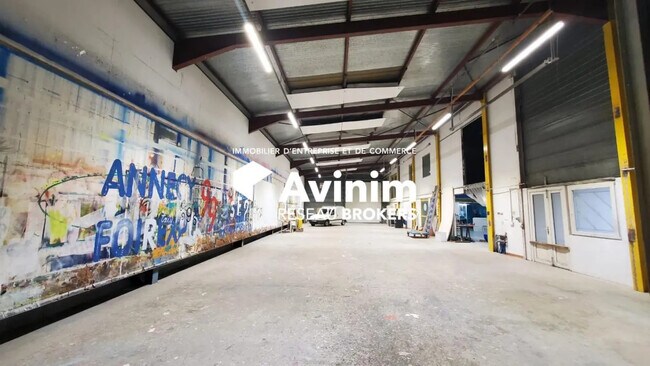 Plus de détails pour Local d'activités à louer